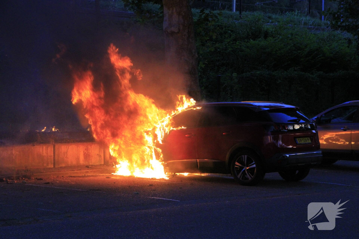 Auto volledig uitgebrand op parkeerplaats