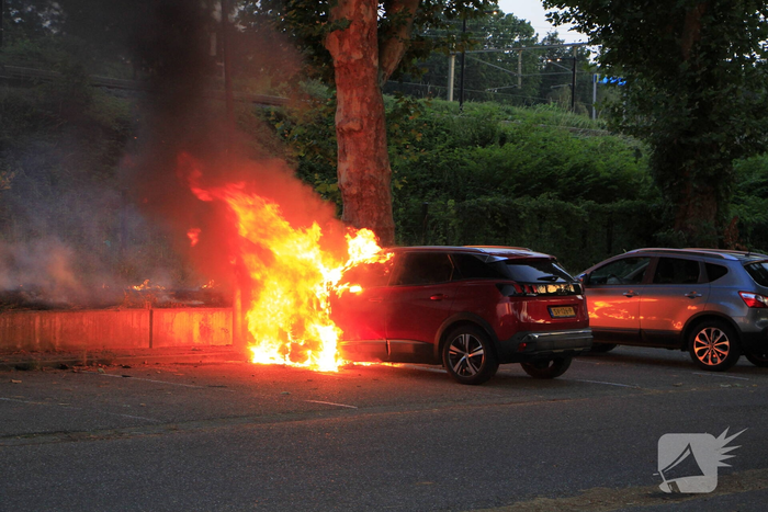 Auto volledig uitgebrand op parkeerplaats