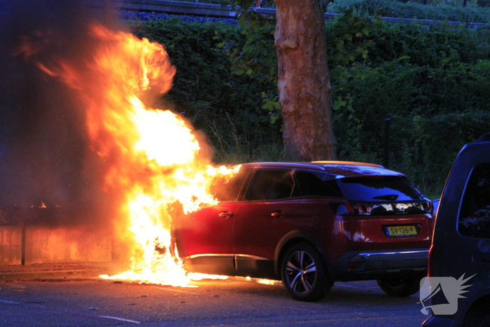Auto volledig uitgebrand op parkeerplaats