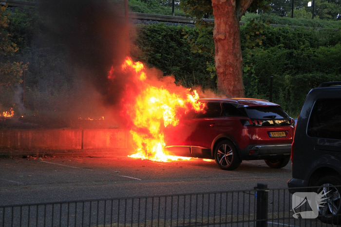 Auto volledig uitgebrand op parkeerplaats