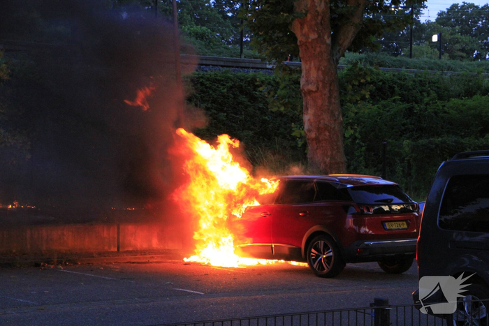 Auto volledig uitgebrand op parkeerplaats