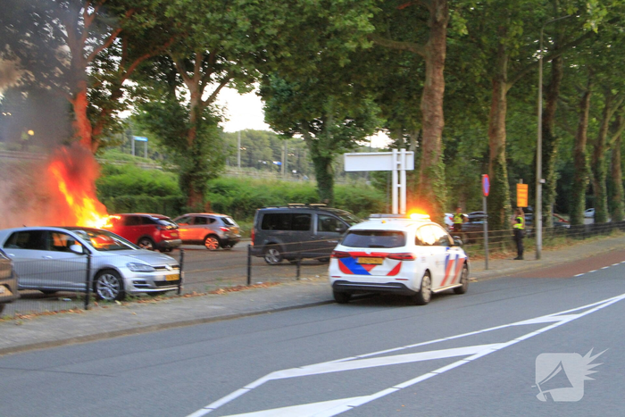 Auto volledig uitgebrand op parkeerplaats