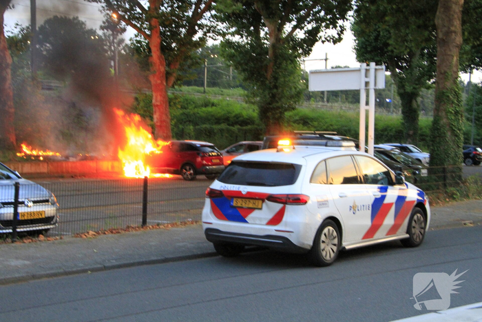 Auto volledig uitgebrand op parkeerplaats