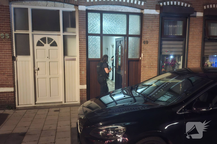 Meerdere slachtoffers door pepperspray, politie valt woning binnen