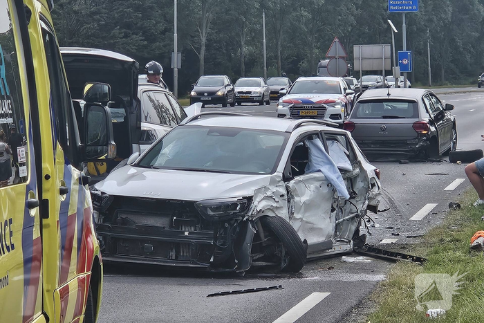 Twee auto's total-loss na aanrijding