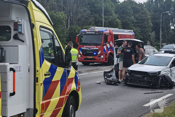 Twee auto's total-loss na aanrijding