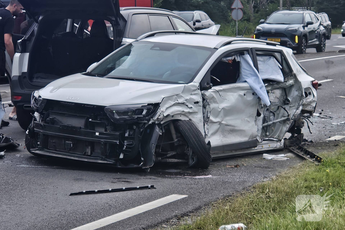 Twee auto's total-loss na aanrijding
