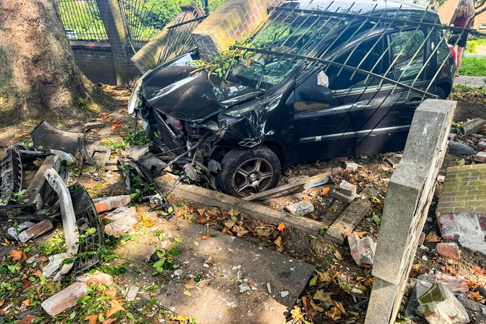 Auto vliegt uit de bocht en belandt op kerkhof