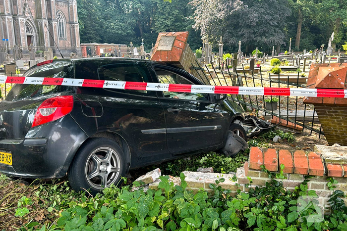 Auto vliegt uit de bocht en belandt op kerkhof