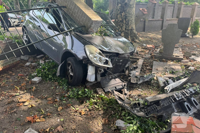 Auto vliegt uit de bocht en belandt op kerkhof