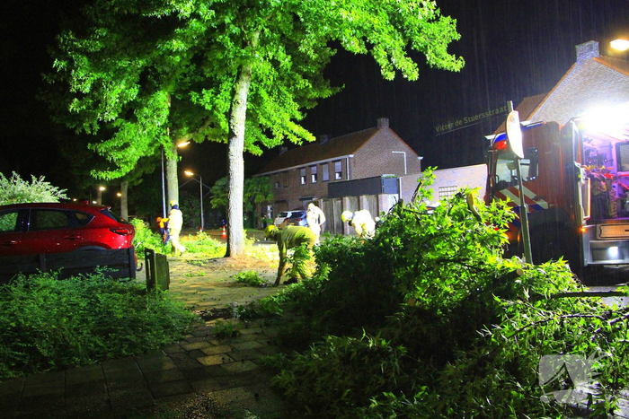 Zware onweersbuien veroorzaken schade en blokkade