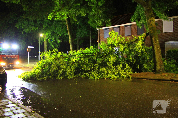 Zware onweersbuien veroorzaken schade en blokkade