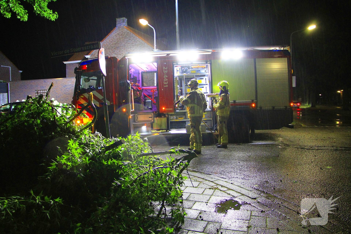 Zware onweersbuien veroorzaken schade en blokkade