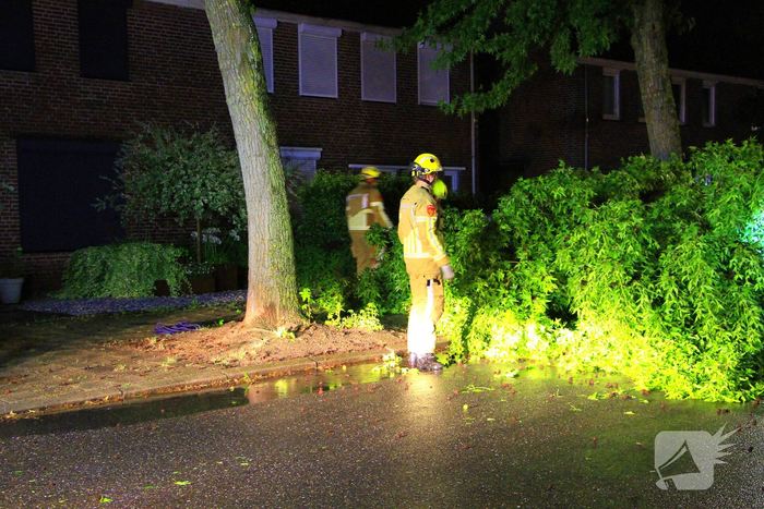 Zware onweersbuien veroorzaken schade en blokkade