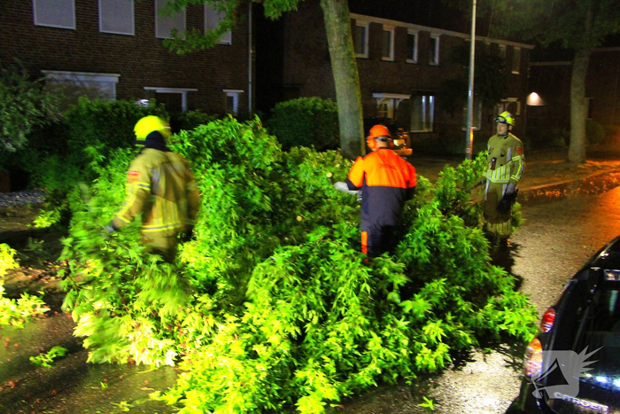 Zware onweersbuien veroorzaken schade en blokkade