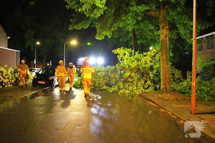 Zware onweersbuien veroorzaken schade en blokkade