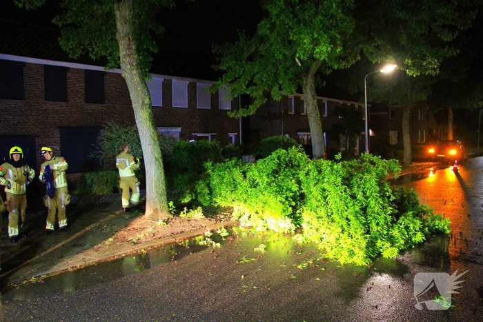 Zware onweersbuien veroorzaken schade en blokkade