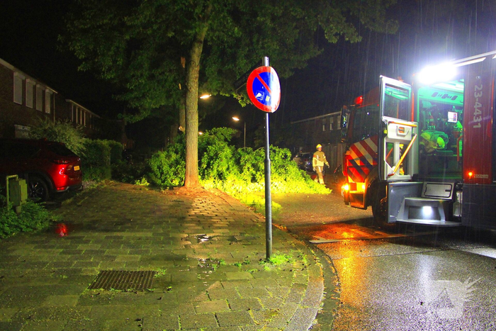 Zware onweersbuien veroorzaken schade en blokkade
