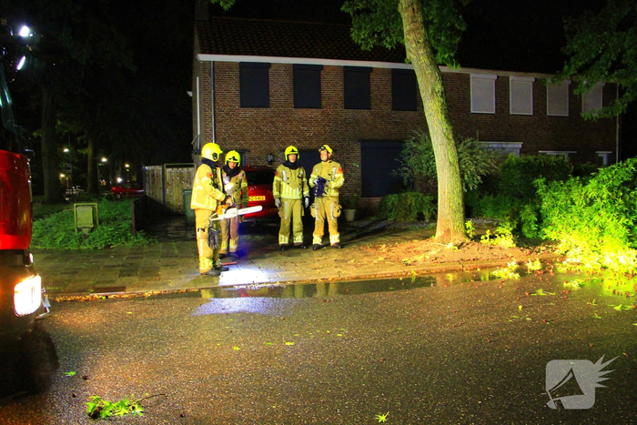 Zware onweersbuien veroorzaken schade en blokkade
