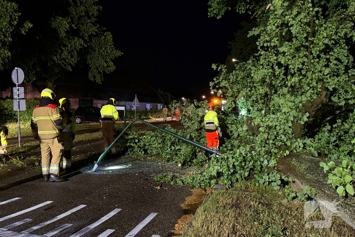 Bomen omgewaaid door storm en vernielen lantaarnpaal