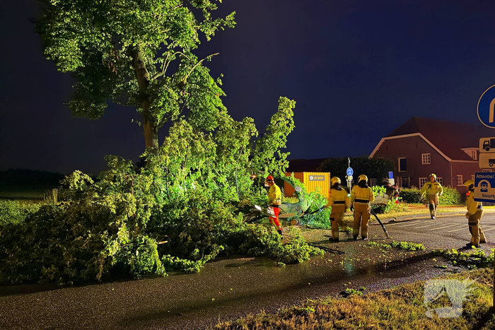 Bomen omgewaaid door storm en vernielen lantaarnpaal