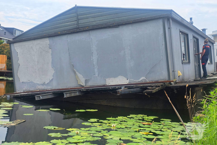 Brandweer controleert zinkende woonboot