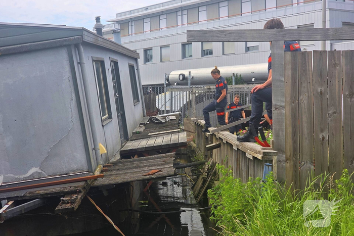 Brandweer controleert zinkende woonboot