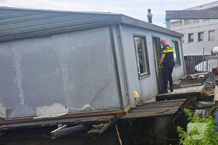 Brandweer controleert zinkende woonboot