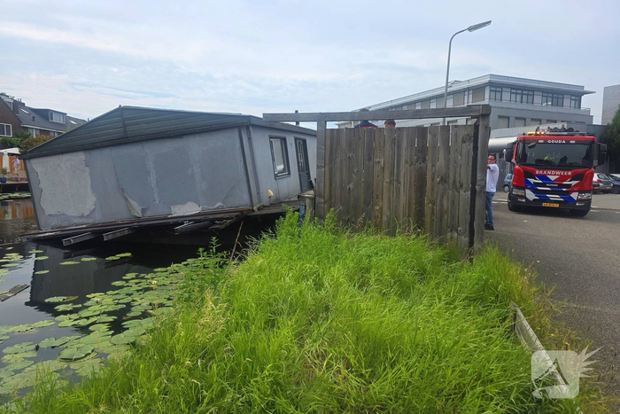 Brandweer controleert zinkende woonboot