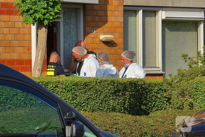 Forensische Opsporing doet onderzoek in woning