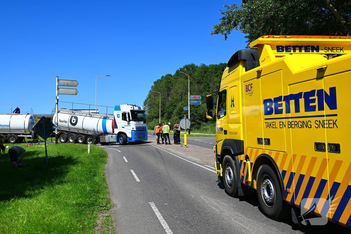 Tankoplegger schiet los tijdens transport