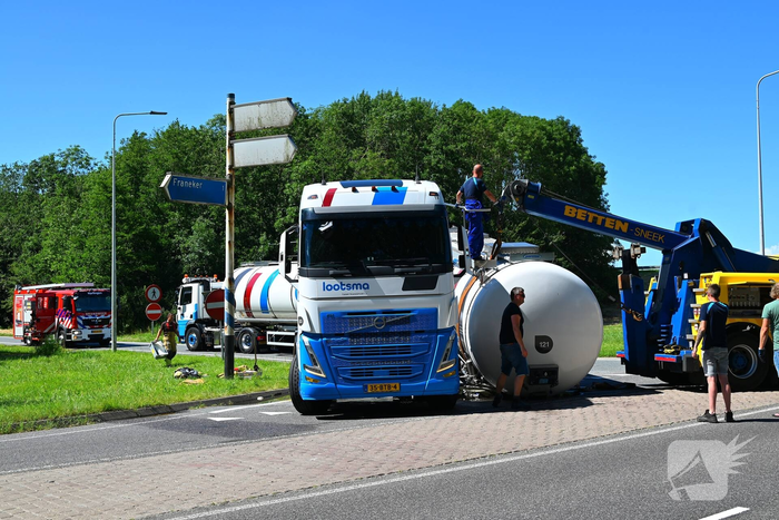 Tankoplegger schiet los tijdens transport