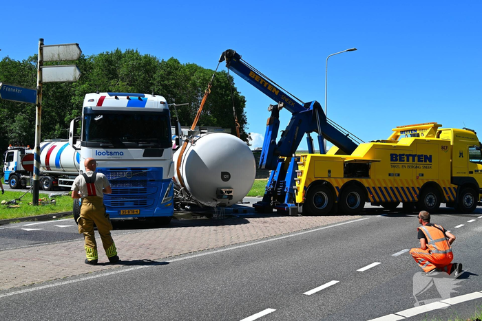 Tankoplegger schiet los tijdens transport
