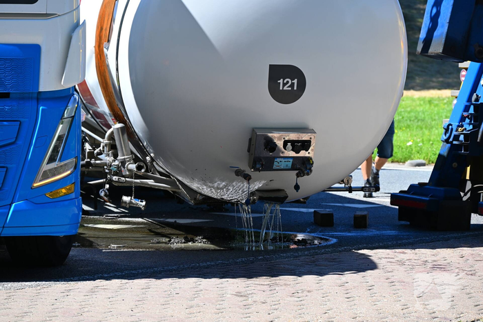 Tankoplegger schiet los tijdens transport