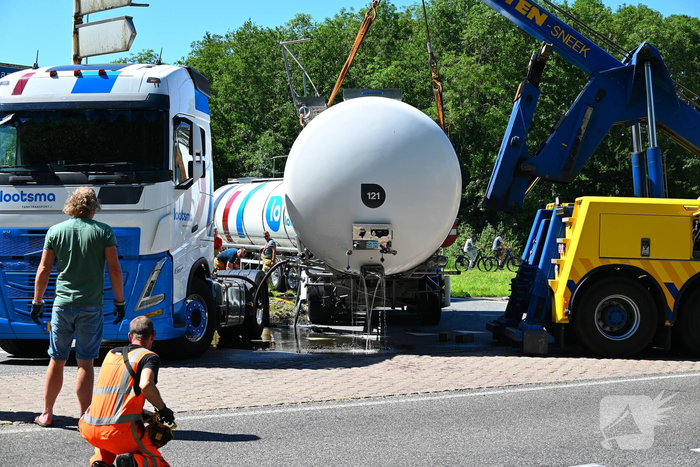 Tankoplegger schiet los tijdens transport