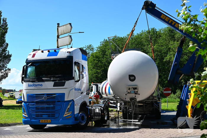 Tankoplegger schiet los tijdens transport