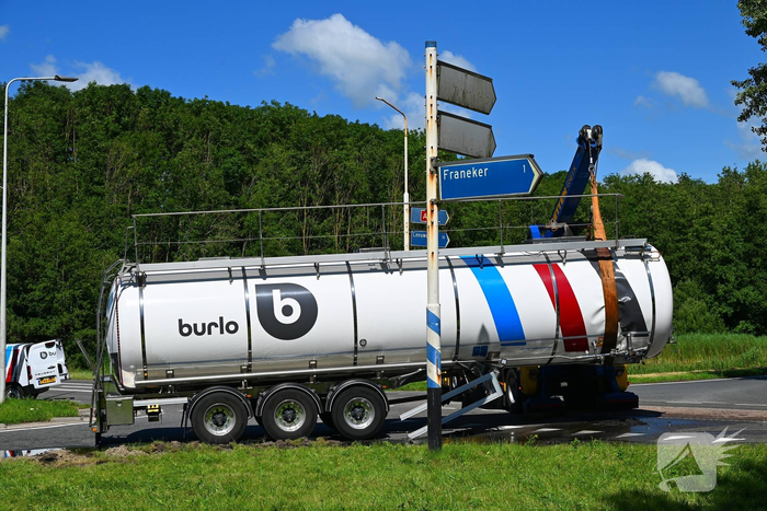 Tankoplegger schiet los tijdens transport