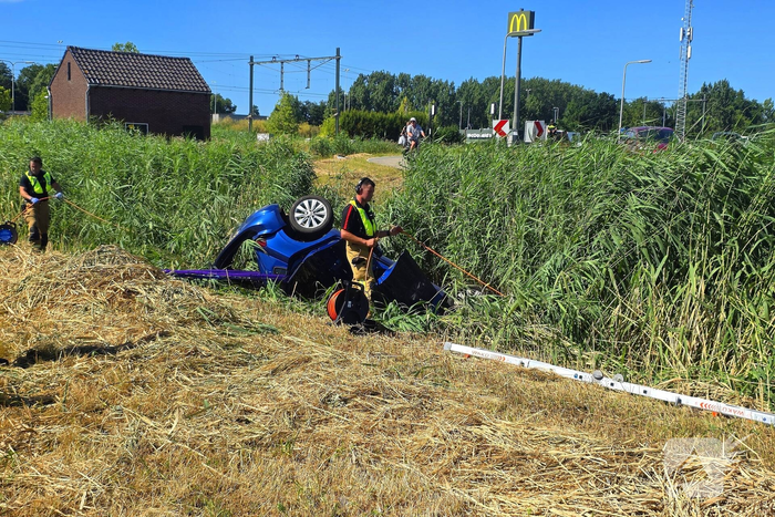 Automobilist vliegt uit de bocht en belandt op de kop in sloot