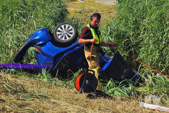 Automobilist vliegt uit de bocht en belandt op de kop in sloot