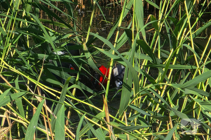 Automobilist vliegt uit de bocht en belandt op de kop in sloot