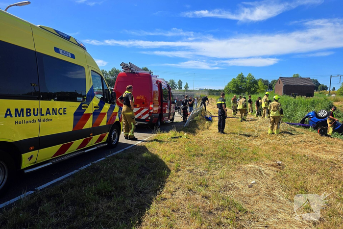 Automobilist vliegt uit de bocht en belandt op de kop in sloot