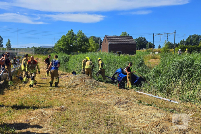 Automobilist vliegt uit de bocht en belandt op de kop in sloot