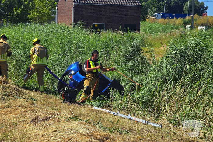 Automobilist vliegt uit de bocht en belandt op de kop in sloot