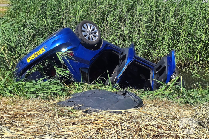 Automobilist vliegt uit de bocht en belandt op de kop in sloot