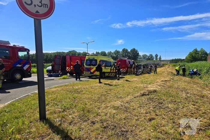 Automobilist vliegt uit de bocht en belandt op de kop in sloot