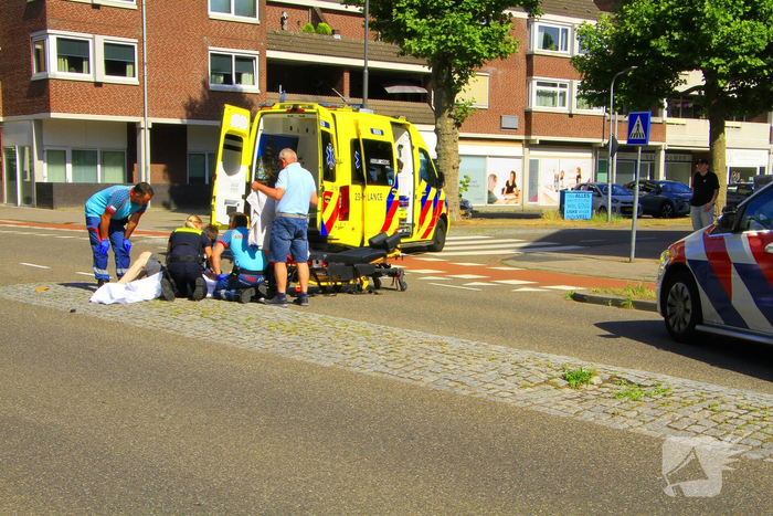 Fietser naar het ziekenhuis na botsing