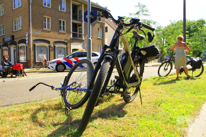 Fietser naar het ziekenhuis na botsing