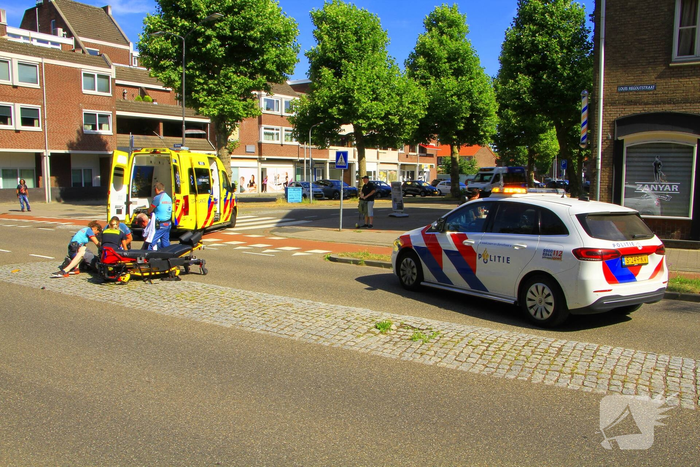 Fietser naar het ziekenhuis na botsing
