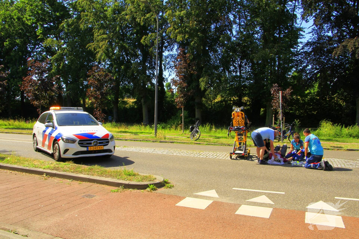Fietser naar het ziekenhuis na botsing