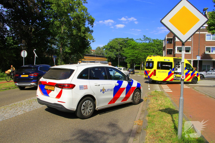Fietser naar het ziekenhuis na botsing